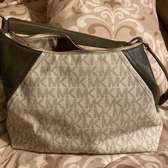 Authentic! Michael Kors Purse! - Picture 3 of 15